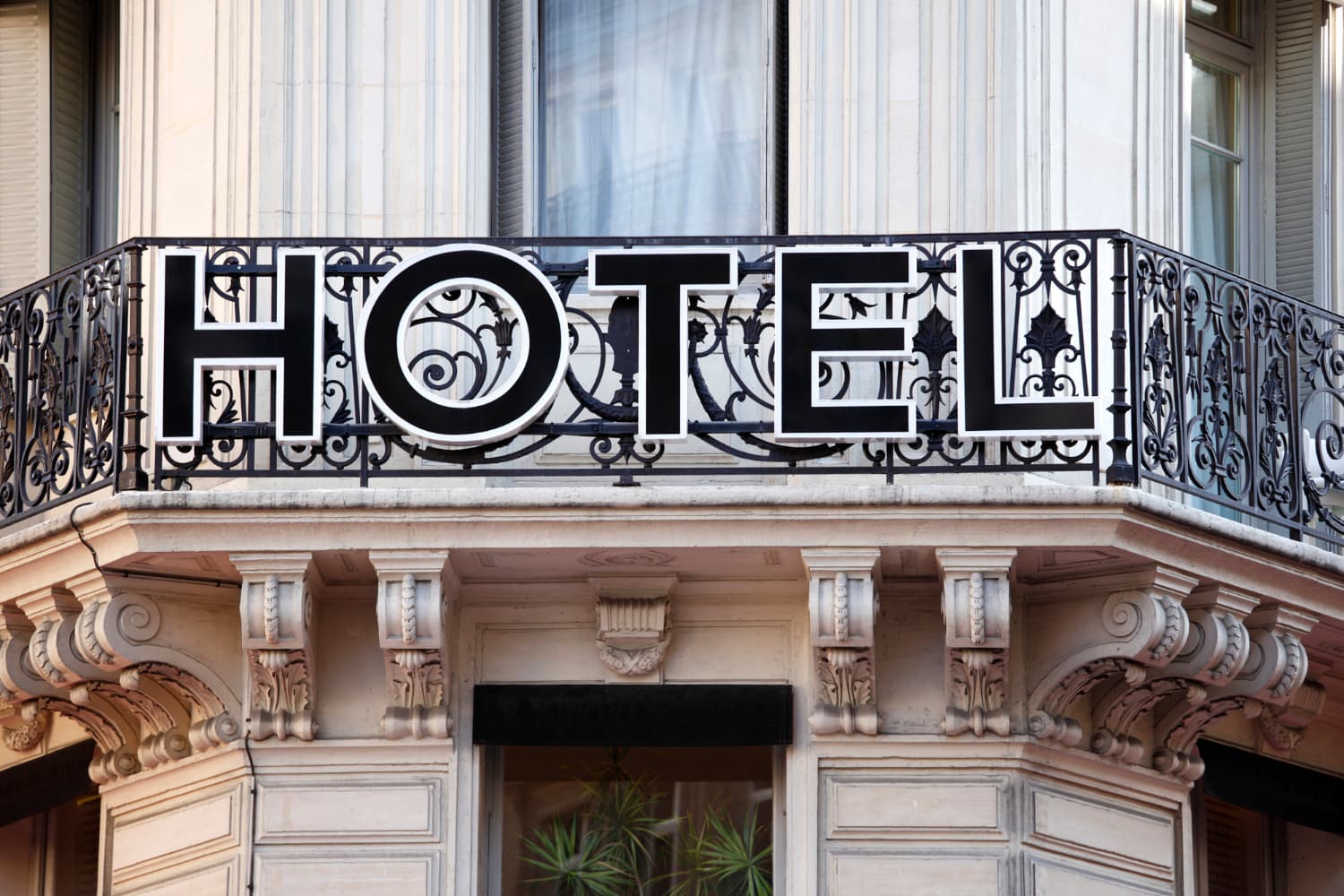 jovenes en un hotel